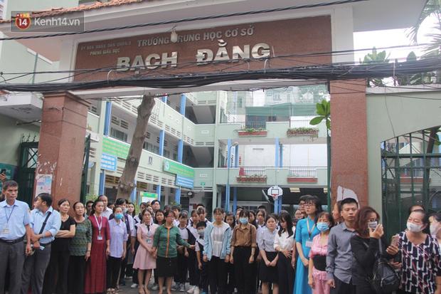 Dòng người nấc nghẹn, tiễn đưa học sinh lớp 6 bị cây đổ tử vong về nơi an nghỉ cuối cùng-13