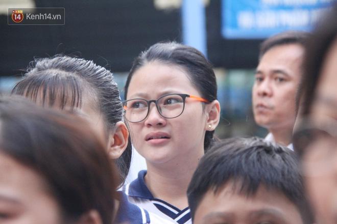 Dòng người nấc nghẹn, tiễn đưa học sinh lớp 6 bị cây đổ tử vong về nơi an nghỉ cuối cùng-11