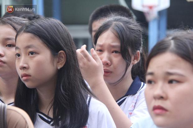 Dòng người nấc nghẹn, tiễn đưa học sinh lớp 6 bị cây đổ tử vong về nơi an nghỉ cuối cùng-12