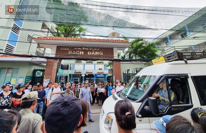 Dòng người nấc nghẹn, tiễn đưa học sinh lớp 6 bị cây đổ tử vong về nơi an nghỉ cuối cùng-10