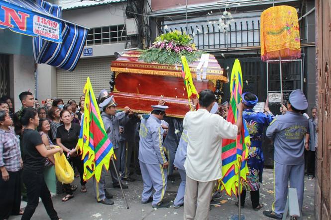 Dòng người nấc nghẹn, tiễn đưa học sinh lớp 6 bị cây đổ tử vong về nơi an nghỉ cuối cùng-9