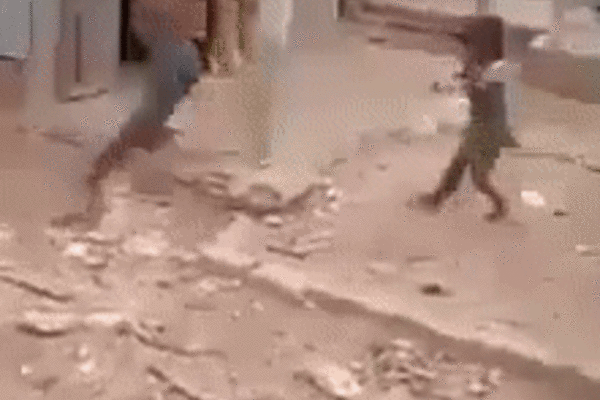 Sóc Trăng: Bố đẻ đánh đập dã man, đạp con gái 5 tuổi bay xa 2 mét chỉ vì tội đổ cát vào gạo
