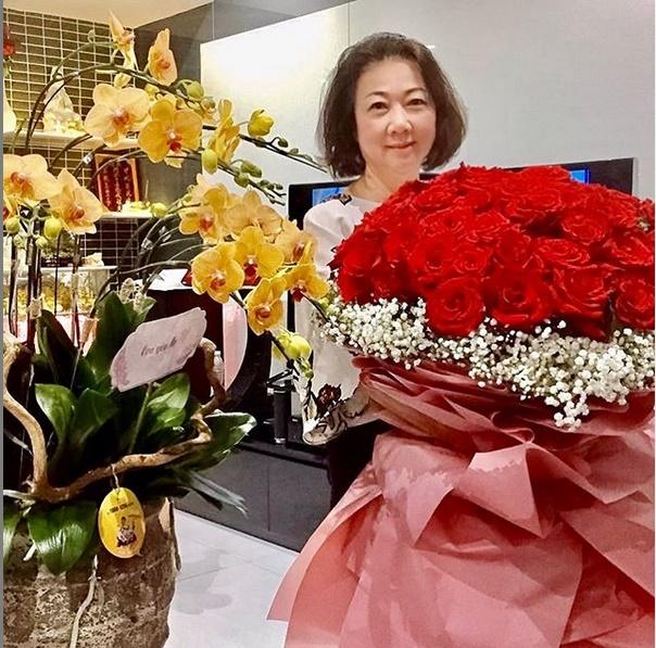 Mẹ đẻ Trấn Thành lão hóa ngược khi 27 năm trôi qua mà gương mặt bà chẳng mấy thay đổi!-10