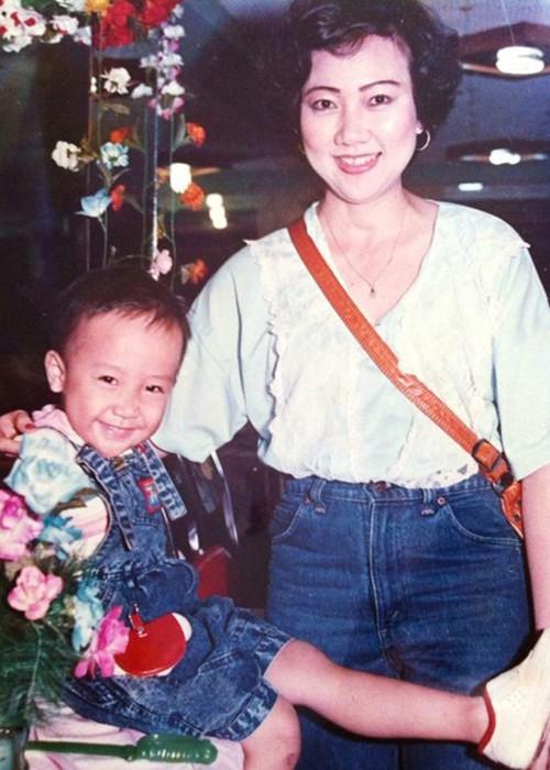 Mẹ đẻ Trấn Thành lão hóa ngược khi 27 năm trôi qua mà gương mặt bà chẳng mấy thay đổi!-6