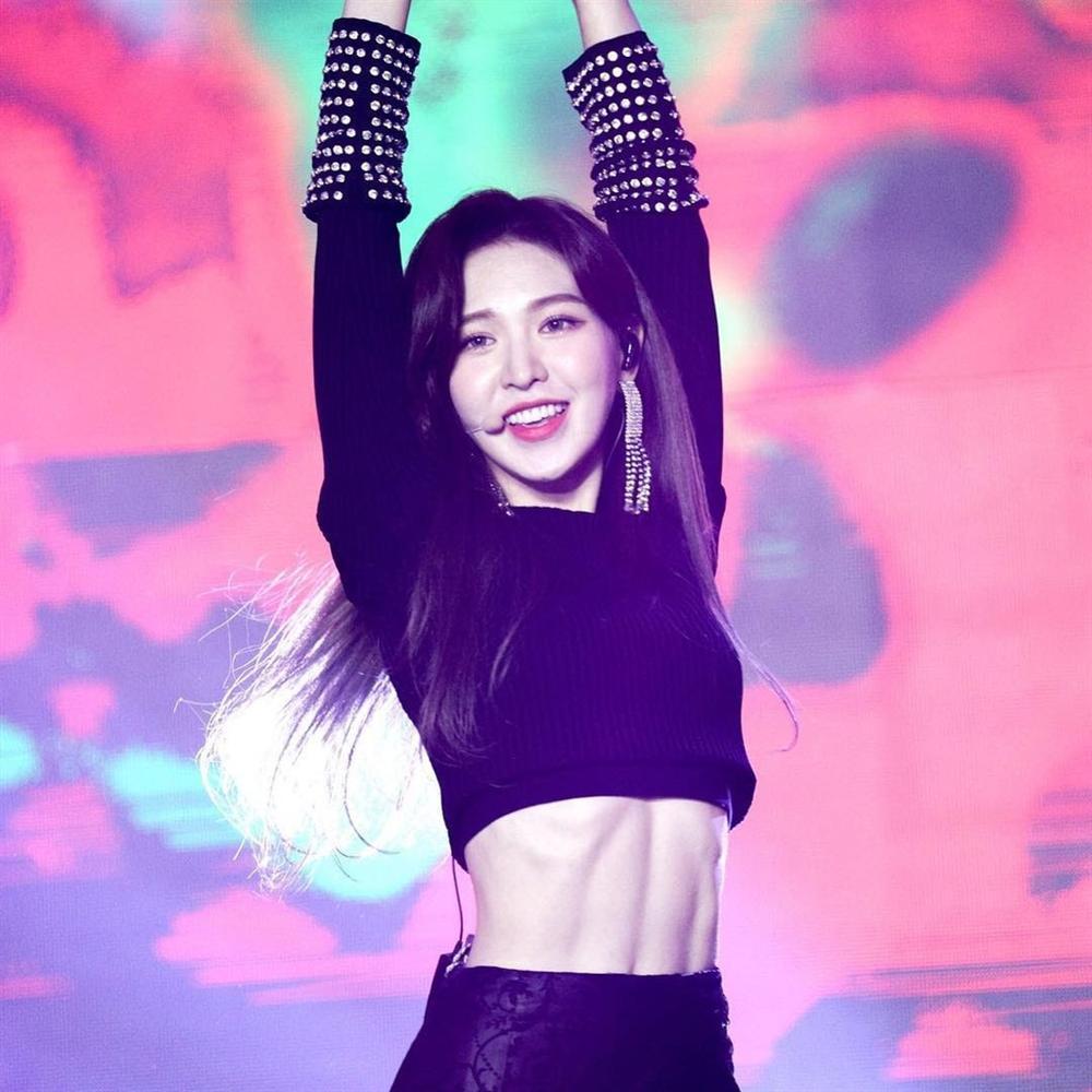 Nữ ca sĩ gây tranh cãi vì vòng eo chỉ 42 cm-2