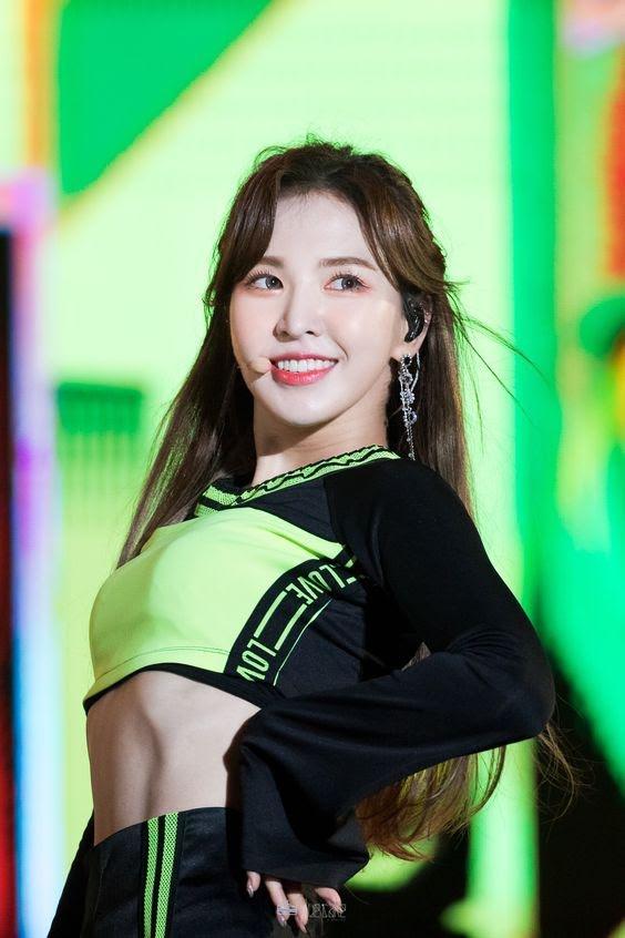 Nữ ca sĩ gây tranh cãi vì vòng eo chỉ 42 cm-3