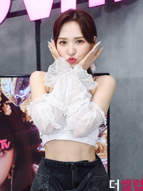 Nữ ca sĩ gây tranh cãi vì vòng eo chỉ 42 cm-5