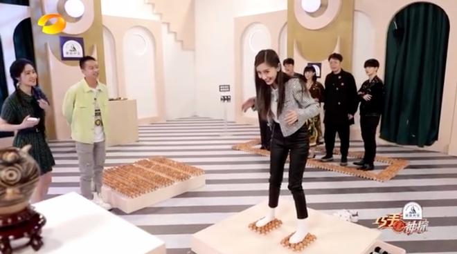 Angelababy gầy đến nỗi đứng lên trứng không vỡ, chui vừa khe 17 cm-1