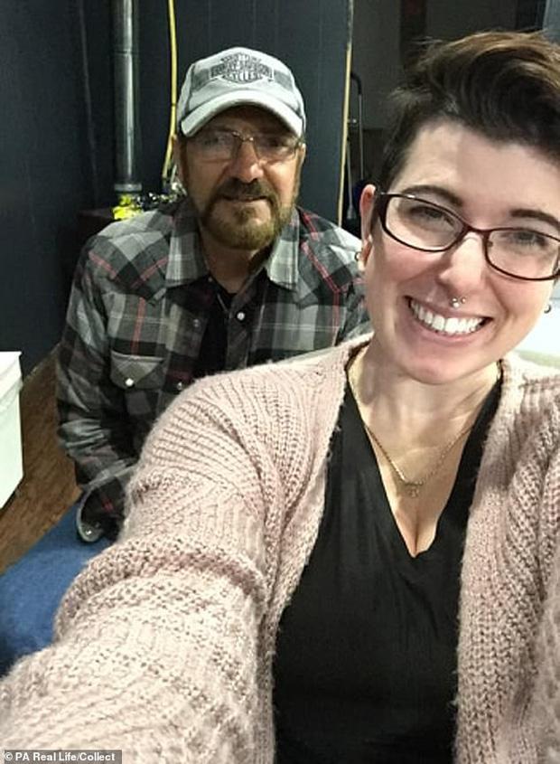 Sau 2 năm kiên trì chờ đợi, cô gái 27 tuổi cầu hôn bạn trai 72 tuổi: Happy ending cho chuyện tình ông - cháu-1