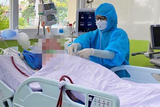 Clip: Nam phi công người Anh đã có thể xoay đầu, phổi phục hồi 40%, khả năng không cần ghép phổi