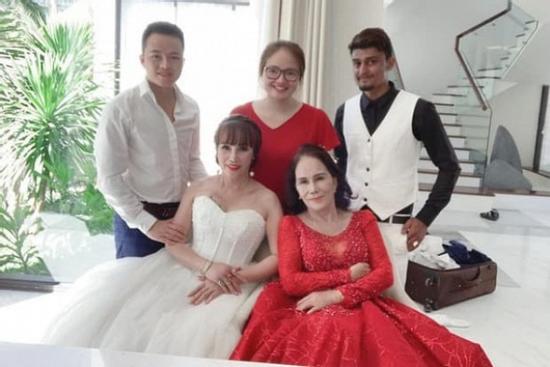 Cô dâu 63 chú rể 28 ở Cao Bằng rủ nhau chụp bộ ảnh cưới e ấp cùng cặp đôi vợ 65 chồng Tây 24