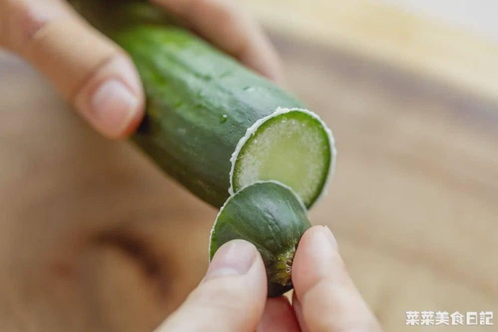 Tại sao ăn dưa chuột không nên gọt vỏ và phải chà xát 2 đầu?-1