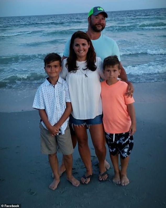 Nhặt 2 túi rác giữa đường, không ngờ vớ được đống tiền 23 tỷ-1