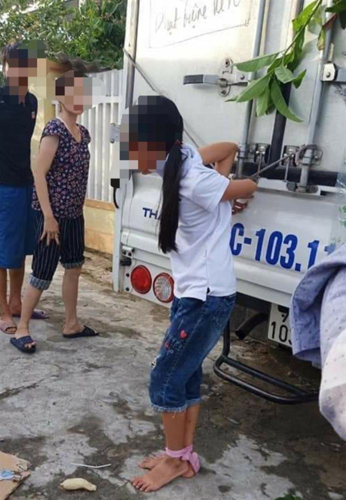 Bé gái 12 tuổi bị mẹ trói chân, tay vào thùng xe tải-2