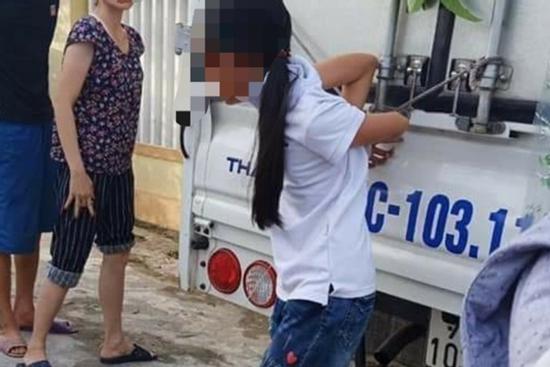 Bé gái 12 tuổi bị mẹ trói chân, tay vào thùng xe tải