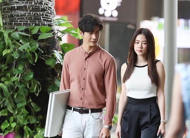 Anh trai dẫn bạn gái về ra mắt, cả nhà mừng rỡ khen nức nở, chỉ riêng tôi là giật mình sững sờ khi nhớ tới chuyện xảy ra mấy ngày trước-1