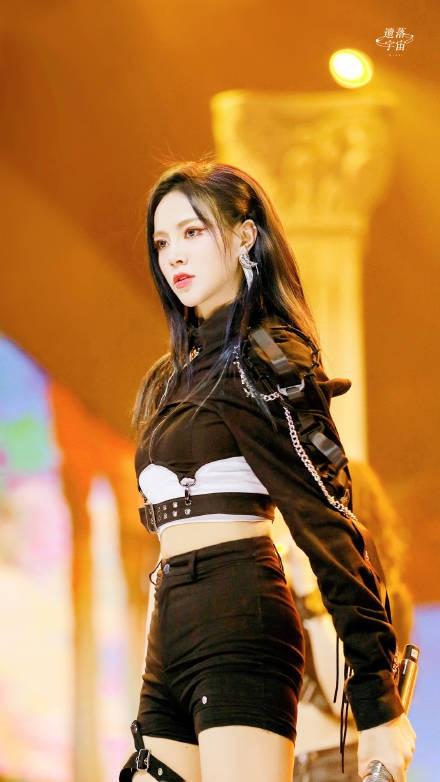 Top 9 Thanh xuân có bạn lộ diện, thánh lố Ngu Thư Hân mất vị trí center-6