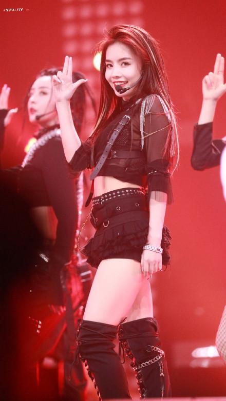 Top 9 Thanh xuân có bạn lộ diện, thánh lố Ngu Thư Hân mất vị trí center-7