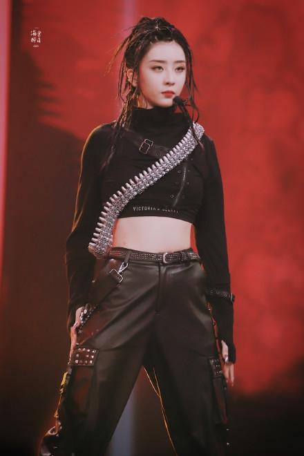 Top 9 Thanh xuân có bạn lộ diện, thánh lố Ngu Thư Hân mất vị trí center-8