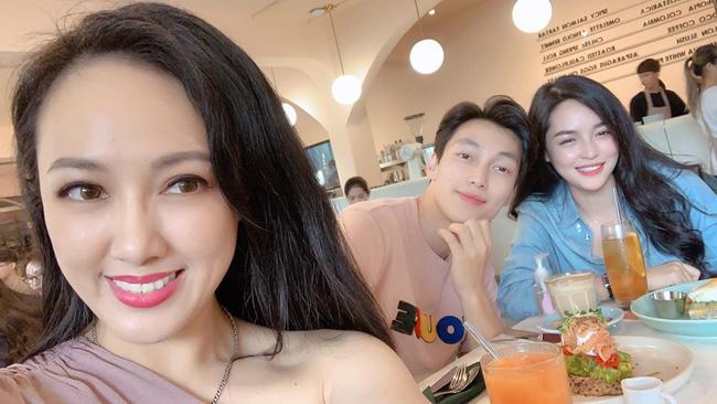 Chụp ảnh cùng hotgirl thẩm mỹ, BTV Hoài Anh gây sốt với nhan sắc cân đẹp đàn em kém 12 tuổi-1