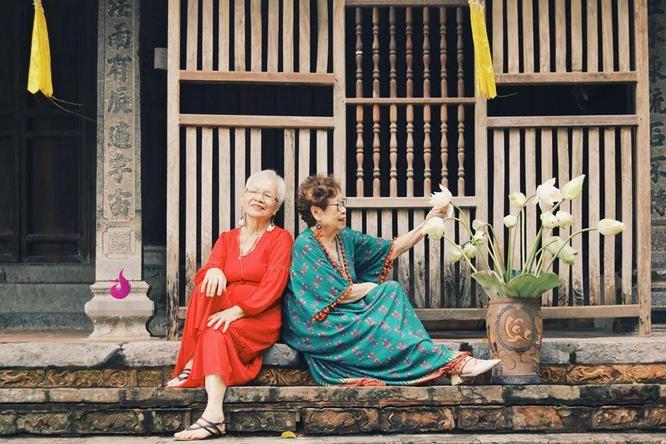 Mới đây, cư dân mạng tích cực lan truyền bộ ảnh về tình bạn của hai cụ bà ở tuổi xưa nay hiếm.
