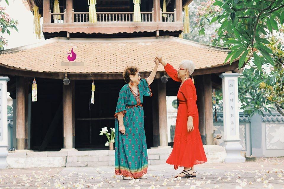 Điều khiến bộ ảnh trở nên hot như vậy là bởi, ở cái độ tuổi "xưa nay hiếm" song các cụ vẫn mặc váy, tạo dáng trẻ trung trước ống kính.