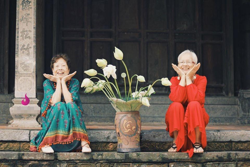 Trước khi thực hiện bộ ảnh, các cụ còn yêu cầu được mặc váy điệu đà nhưng vẫn phải cá tính một chút để hợp với kiểu tóc.