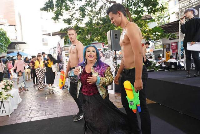 Nữ đại gia Thái Lan có sở thích tuyển chồng qua mạng gây sốc với thân hình già nua sau 3 năm nổi tiếng-5