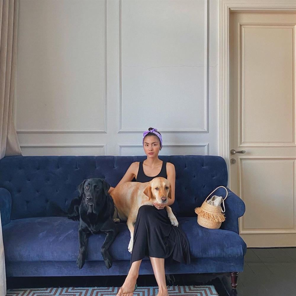 Nhà có điều kiện, Hà Tăng vẫn mê mệt dép tông và diện theo cách cực xịn chứ không lôi thôi chán đời-2