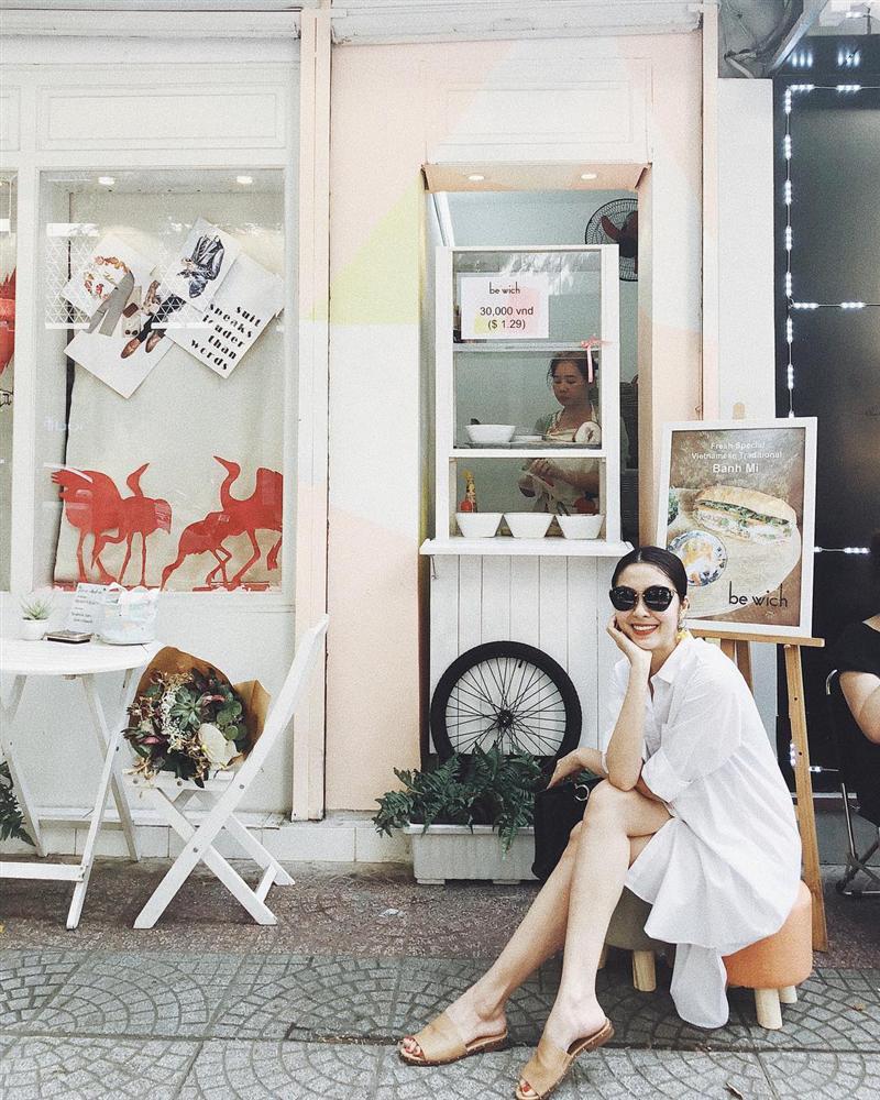 Nhà có điều kiện, Hà Tăng vẫn mê mệt dép tông và diện theo cách cực xịn chứ không lôi thôi chán đời-5