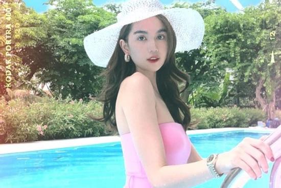 Ngọc Trinh thỏa mãn khi thuê được trợ lý chụp ảnh có tâm