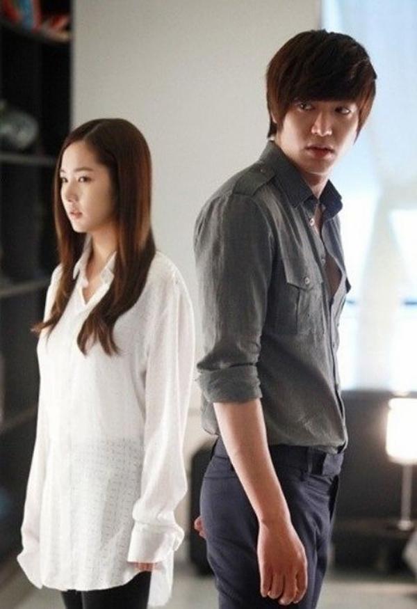 Trong thời gian bộ phim đình đám “City Hunter” đang gây “sốt” thì cặp đôi chính Lee Min Ho và Park Min Young cũng được tiết lộ là đang hẹn hò. Sau khi tin đồn xuất hiện, cả hai công ty đều thừa nhận cặp đôi có tình cảm với nhau và đang tìm hiểu, tuy nhiên 1 năm sau đó khán giả lại phải nhận tin cặp đôi đẹp như tranh này đã chia tay vì lịch trình bận rộn.