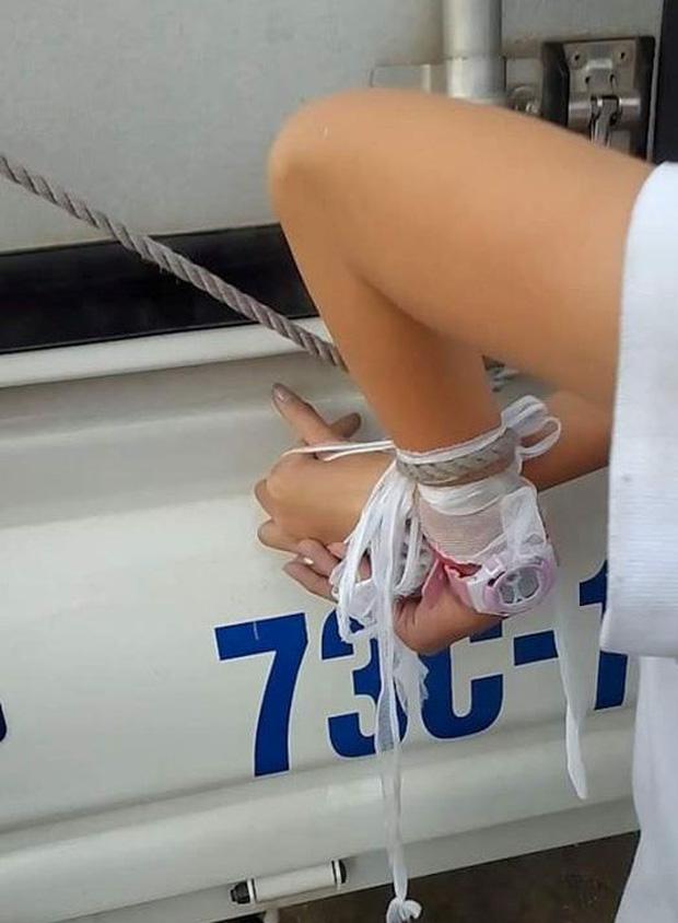 Người mẹ trói buộc chân tay bé gái vào xe tải vì trộm tiền: Chỉ là răn đe, dạy dỗ con thôi-1