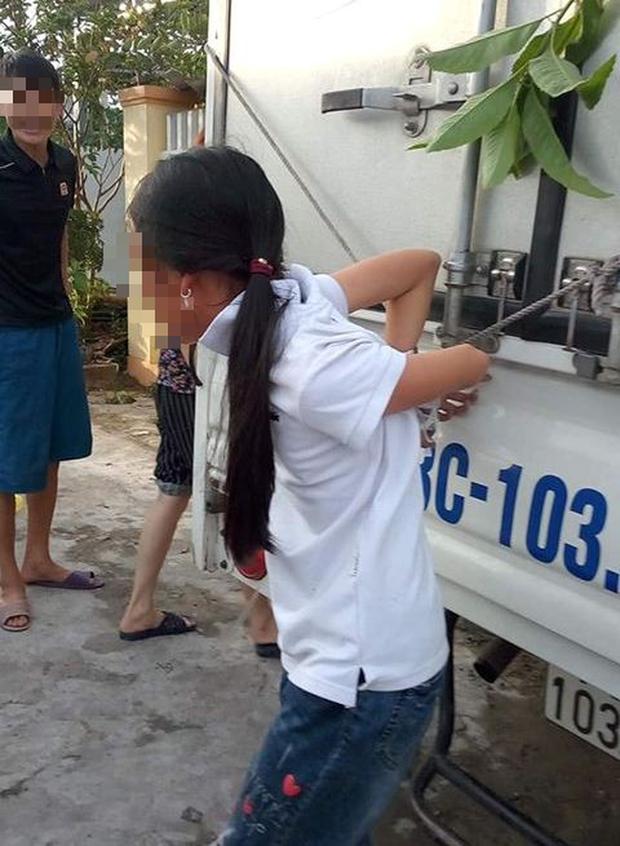 Người mẹ trói buộc chân tay bé gái vào xe tải vì trộm tiền: Chỉ là răn đe, dạy dỗ con thôi-4