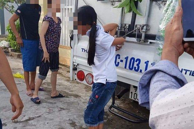 Người phụ nữ chống đối không đeo khẩu trang, đòi ra ngoài chung cư bị phong tỏa-2