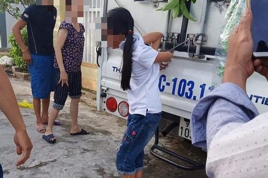 Người mẹ trói buộc chân tay bé gái vào xe tải vì trộm tiền: Chỉ là răn đe, dạy dỗ con thôi