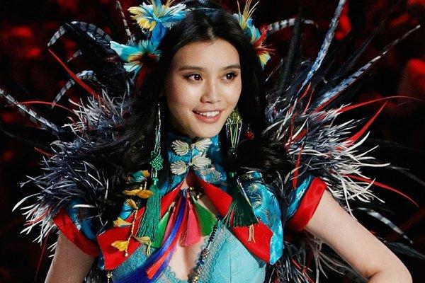 Vì sao con dâu siêu mẫu của vua sòng bài Macau không được biểu diễn đồ lót?-3