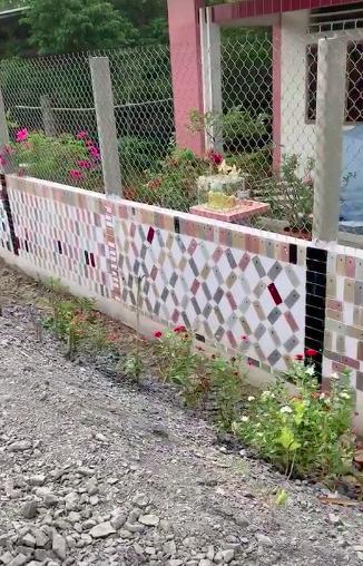 Dân chơi dùng hàng trăm chiếc iPhone để thay gạch ốp lát xây cổng khiến ai cũng trầm trồ-2