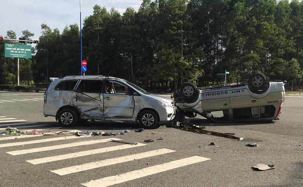 Bình Dương: Ô tô 7 chỗ ngửa bụng sau va chạm, người dân lật xe để cứu nhiều trẻ em bị mắc kẹt-1