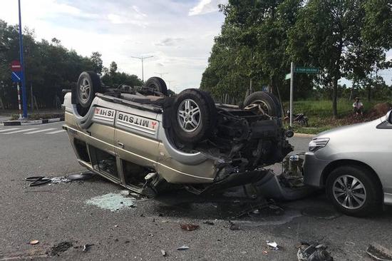 Bình Dương: Ô tô 7 chỗ ngửa bụng sau va chạm, người dân lật xe để cứu nhiều trẻ em bị mắc kẹt