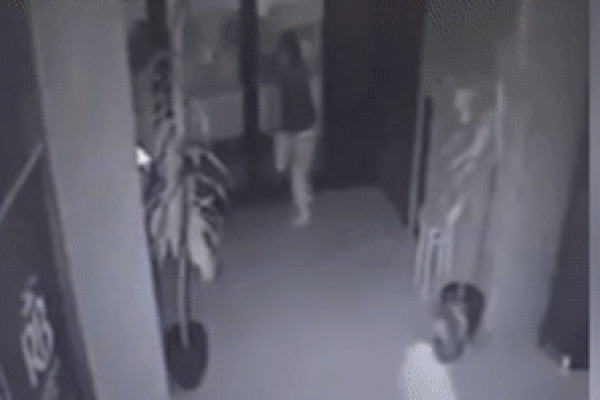 Clip: Cãi nhau với bạn trai, mẹ quăng con 2 tháng tuổi xuống sàn nhà