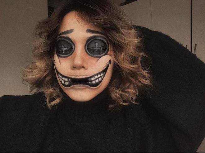 Chia sẻ với chúng tôi, 9X cho biết cô đam mê hóa trang từ nhỏ nhưng không có điều kiện theo học ở bất kỳ trường lớp chuyên nghiệp nào. Khi nhận thấy bản thân có sở thích trang điểm, Trang đầu tư thời gian, tự nghiên cứu, học hỏi từ mạng xã hội và bạn bè xung quanh.