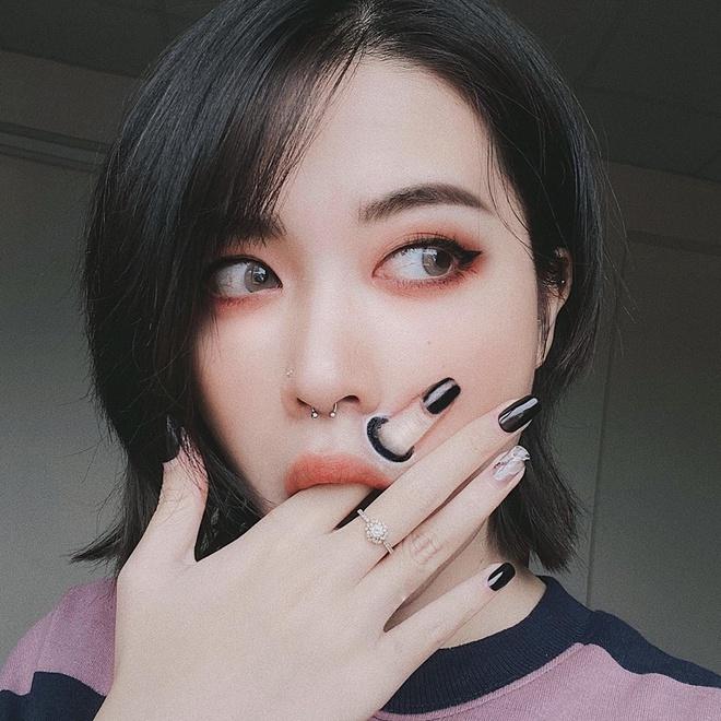 Đỗ Thùy Trang (sinh năm 1999, Hải Dương), hay còn có tên gọi khác là Hwajang, được nhiều người biết tới nhờ biệt tài hoá trang theo phong cách kinh dị. 9X có gần 9.000 người theo dõi Facebook và hơn 110.000 fan tại Instagram.