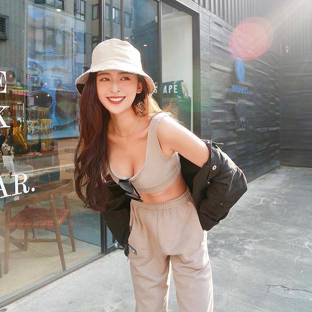 Cô hiện là gương mặt quảng bá của loạt thương hiệu mỹ phẩm, thời trang nổi tiếng.