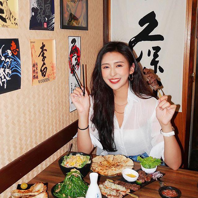 Cô nàng chia sẻ đam mê lớn nhất là du lịch, thăm thú những danh thắng khắp thế giới. Nikki đặc biệt yêu thích phong cảnh châu Âu.