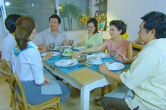 Đang ăn cơm, mẹ tôi tuyên bố một câu khiến bố giật mình đánh rơi bát còn anh em chúng tôi thì nhìn nhau kinh ngạc