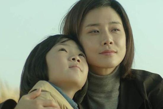 Chồng cũ 1 tháng chỉ cho gặp con 2 lần, tôi đánh liều đến xem thì chết lặng