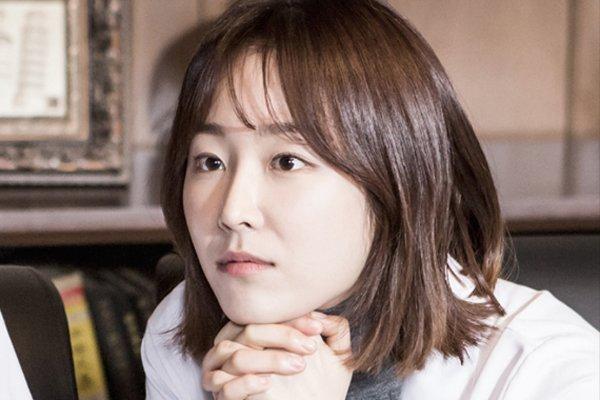 Chồng cũ 1 tháng chỉ cho gặp con 2 lần, tôi đánh liều đến xem thì chết lặng-1