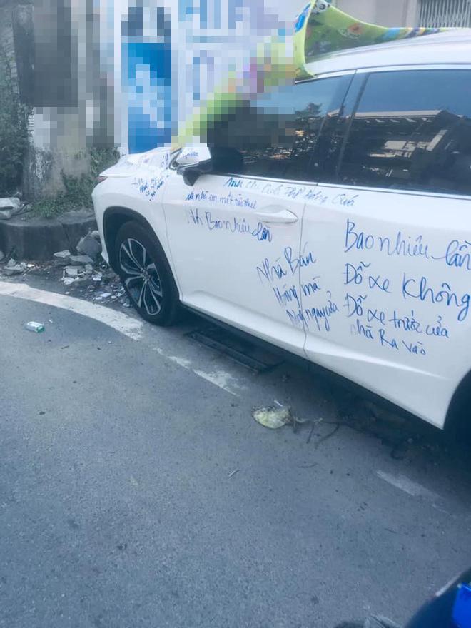 Dân mạng xôn xao siêu xe Lexus bị viết chi chít mực, nội dung dòng chữ làm ai cũng ngán ngẩm-3