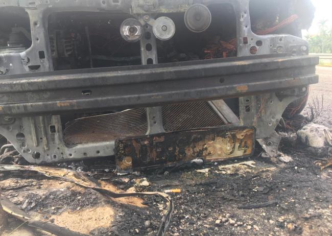 Clip: Ô tô cháy ngùn ngụt, tài xế gào khóc nhờ người chui vào lấy hộ giấy tờ vì Em non gan lắm-4